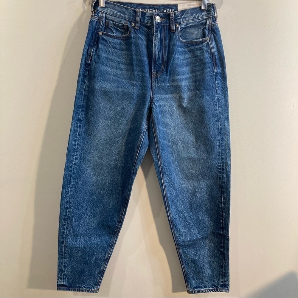 AMERICAN EAGLE Sz 4 Relaxed Mom High Rise Classic Medium Wash Jeans NWT